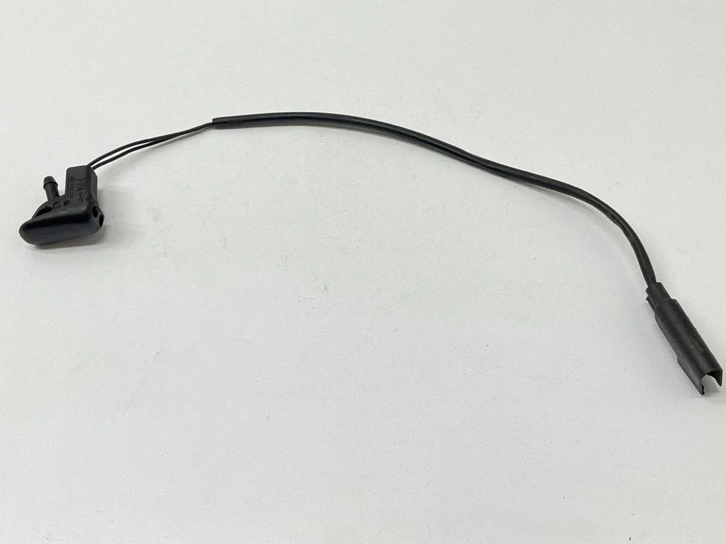 Esiklaasi pesuvedeliku pihusti(d) 93B617666 – Ford Fusion (2002-2005)
