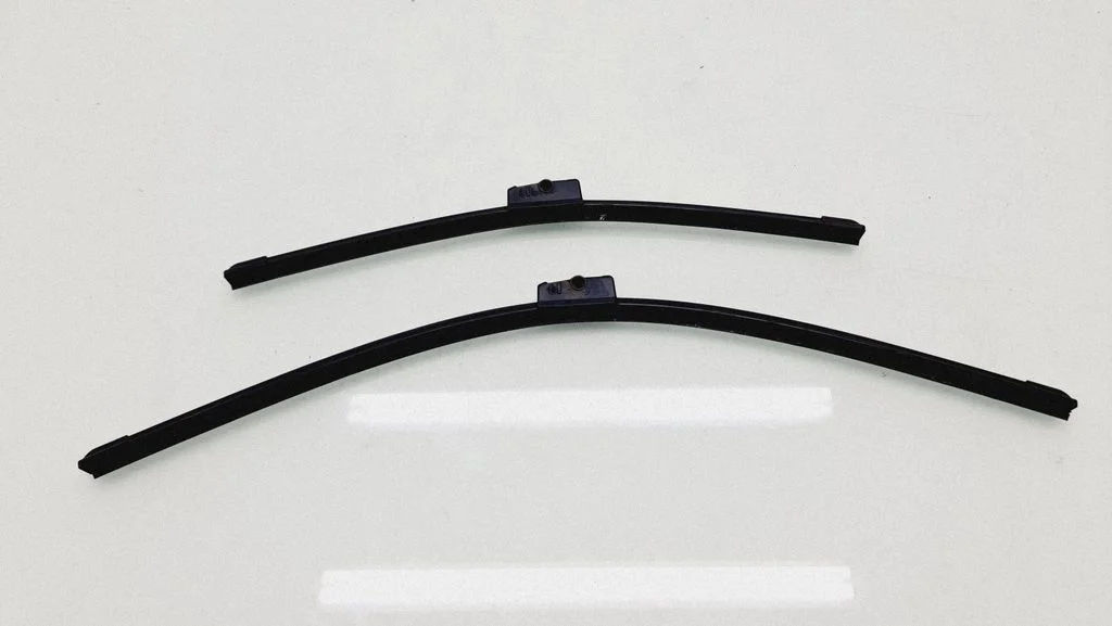 Windshield/front glass wiper blade