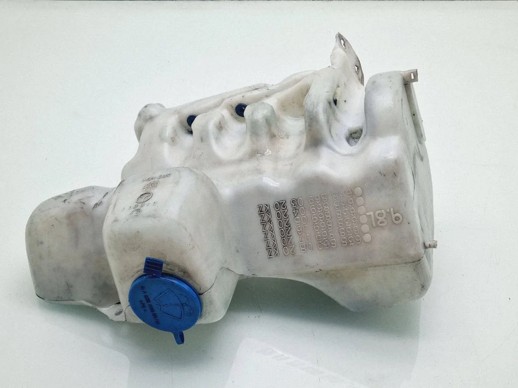 Windshield washer fluid reservoir/tank – Mercedes-Benz Vito Viano W638 (1996-2003)