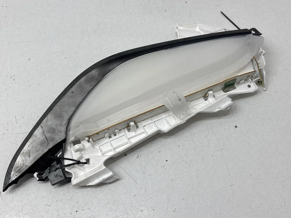 Headlight part – Tesla Model Y (2020-)