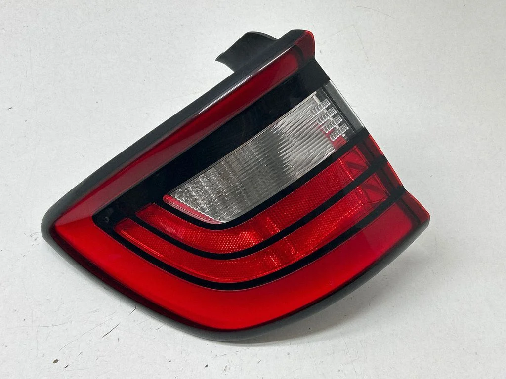 Lampa tylna w błotniku 68155949AD