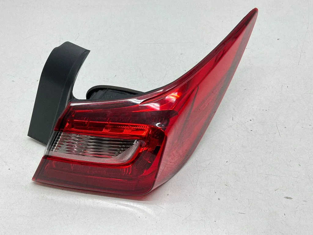 Lampa tylna w błotniku 946077