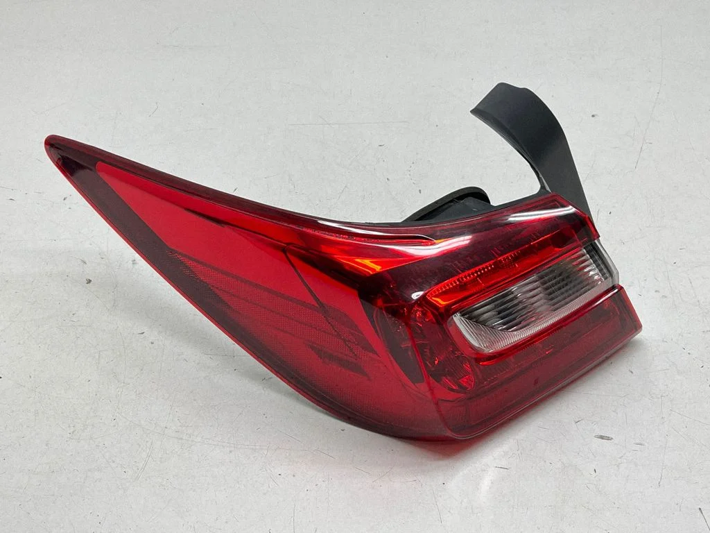 Lampa tylna w błotniku 946077