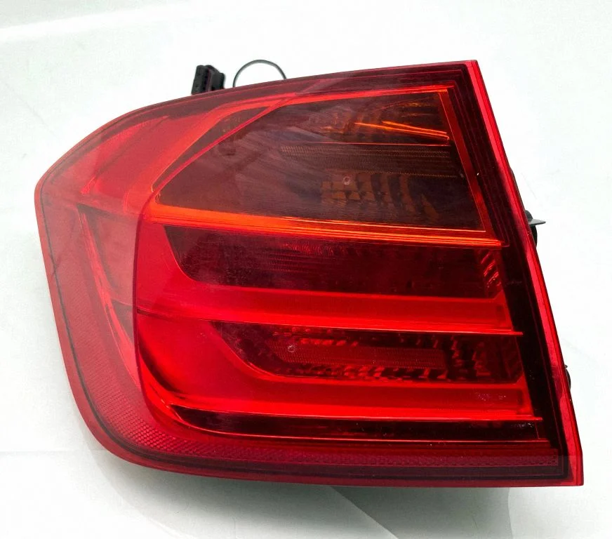Lampa tylna w błotniku 725989306
