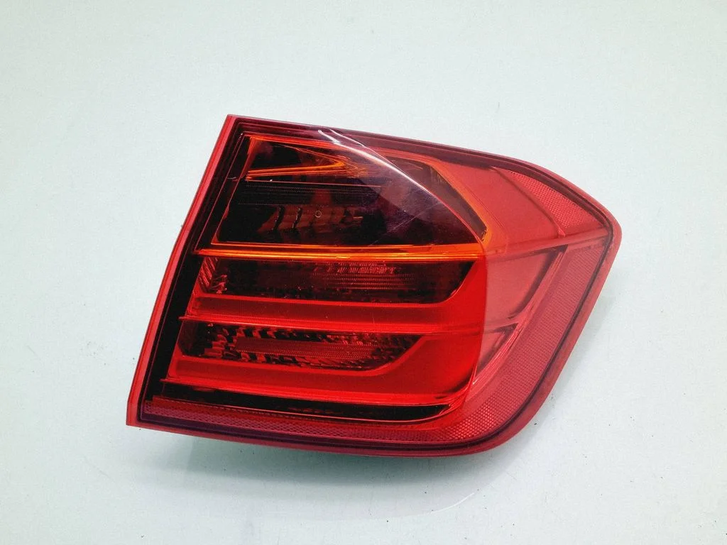 Lampa tylna w błotniku 63217259894