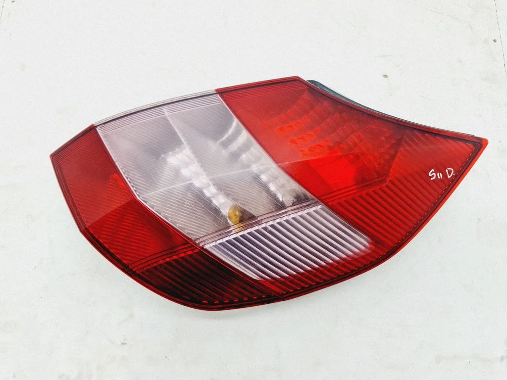 Lampa tylna w błotniku 8200127702