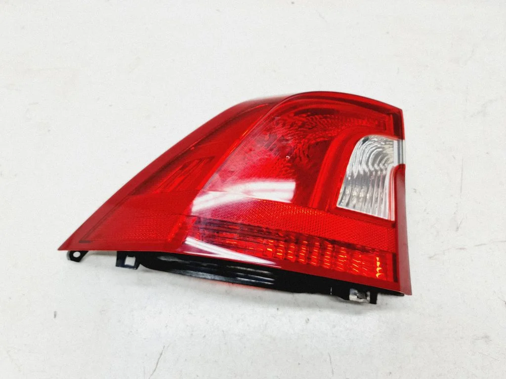 Aizmugurējais lukturis virsbūvē – Volvo S60 (2011-2013)