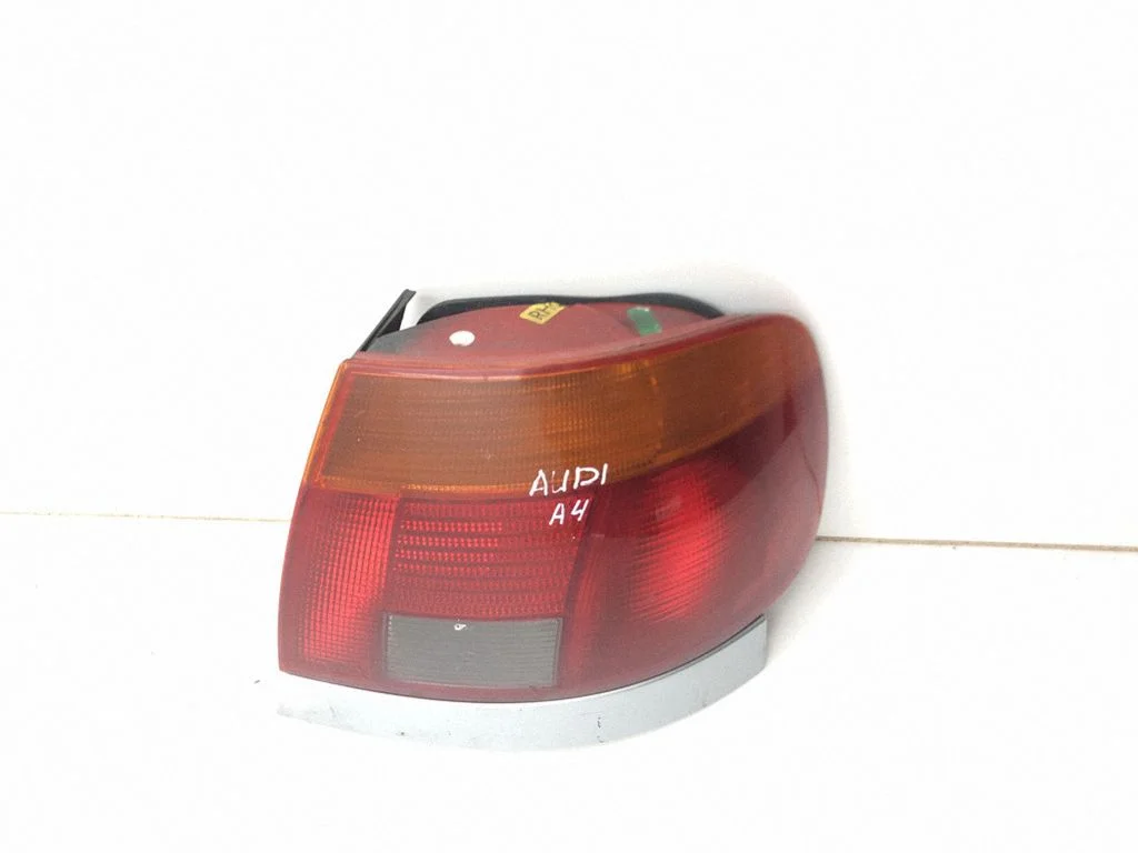 Aizmugurējais lukturis virsbūvē 8D0945096A