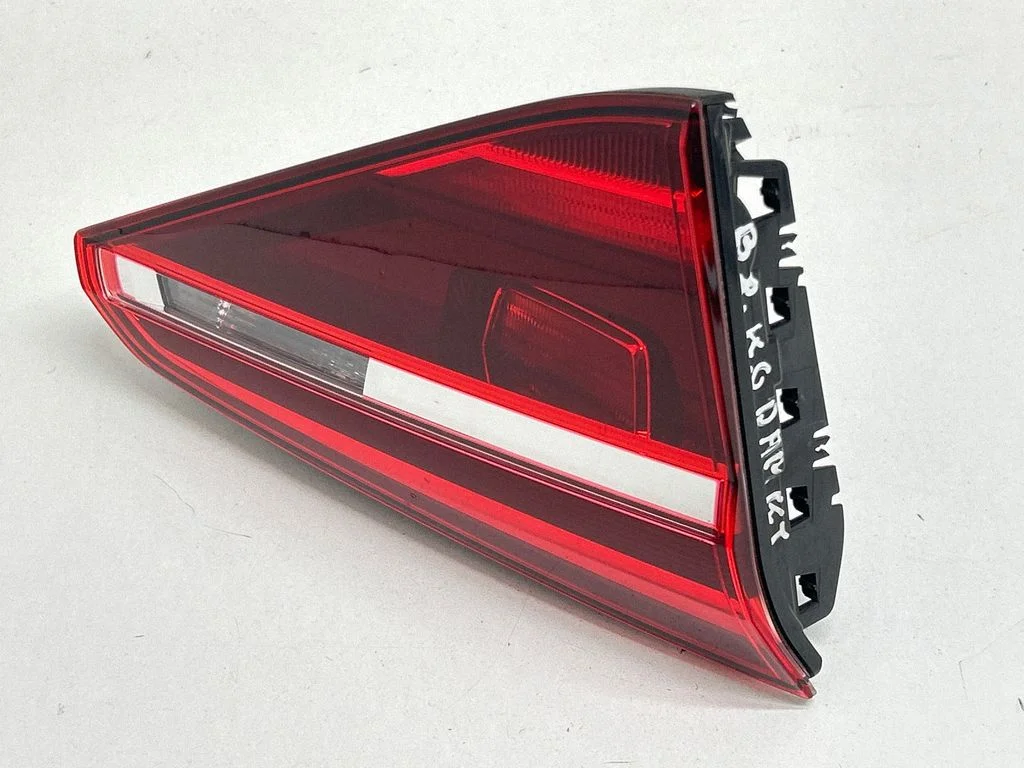 Tailgate rear/tail lights 561945093G