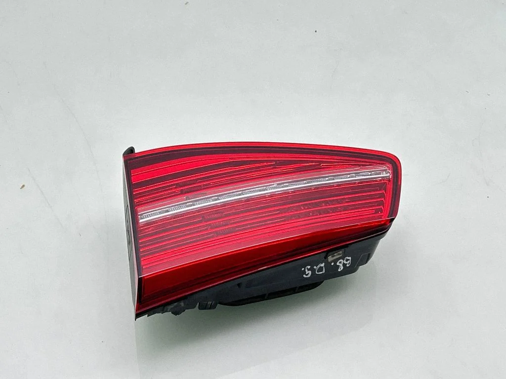Tailgate rear/tail lights 3G9945308