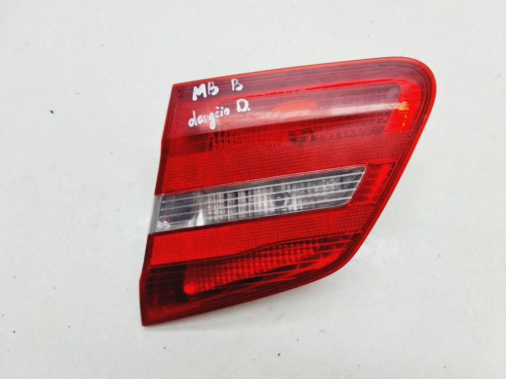 Aizmugurējais lukturis bagāžnieka vākā – Mercedes-Benz B klase W246 W242 (2011-2017)
