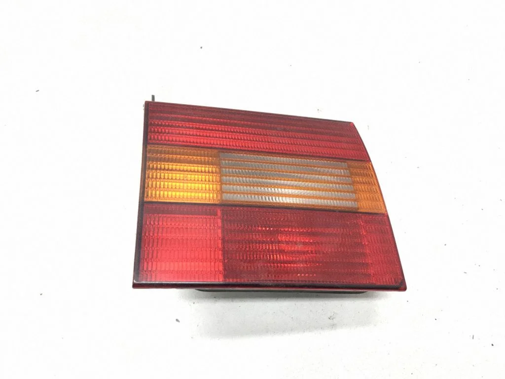 Aizmugurējais lukturis bagāžnieka vākā – Volkswagen Passat B4 (1994-1996)