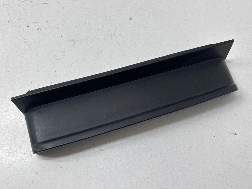 Rear/tail light trim molding 2K5945312B