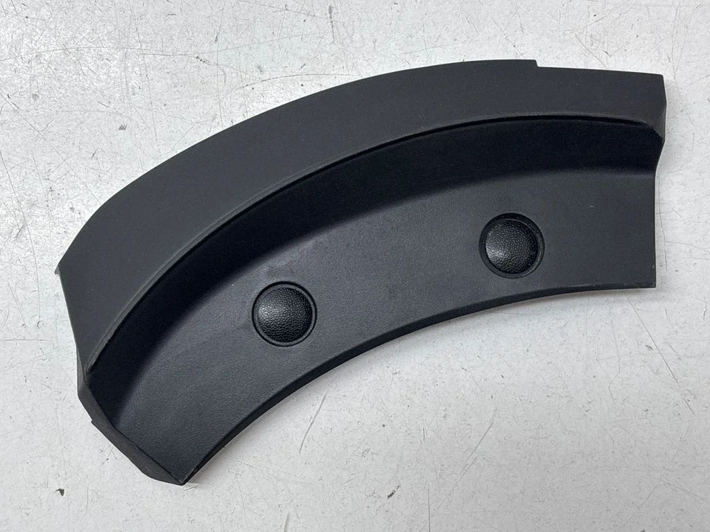 Aizmugurējā luktura apdare (līstīte) 84953AN03A