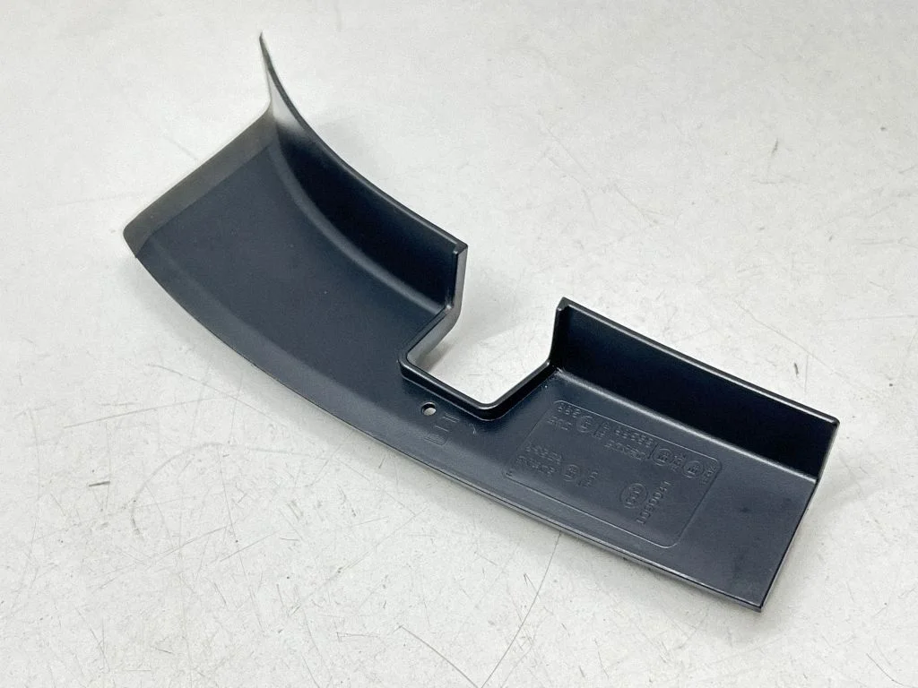 Aizmugurējā luktura apdare (līstīte) 5E9945311