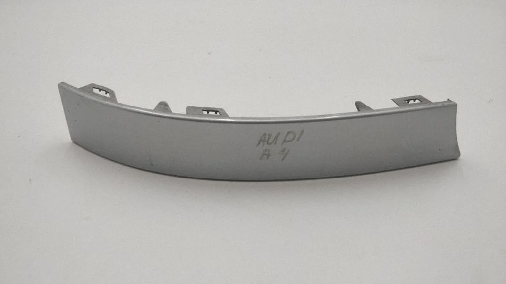 Aizmugurējā luktura apdare (līstīte) 8DO945101