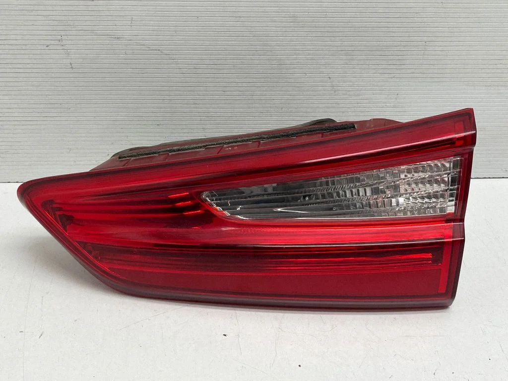 Lampa tylna w klapie 92404D44