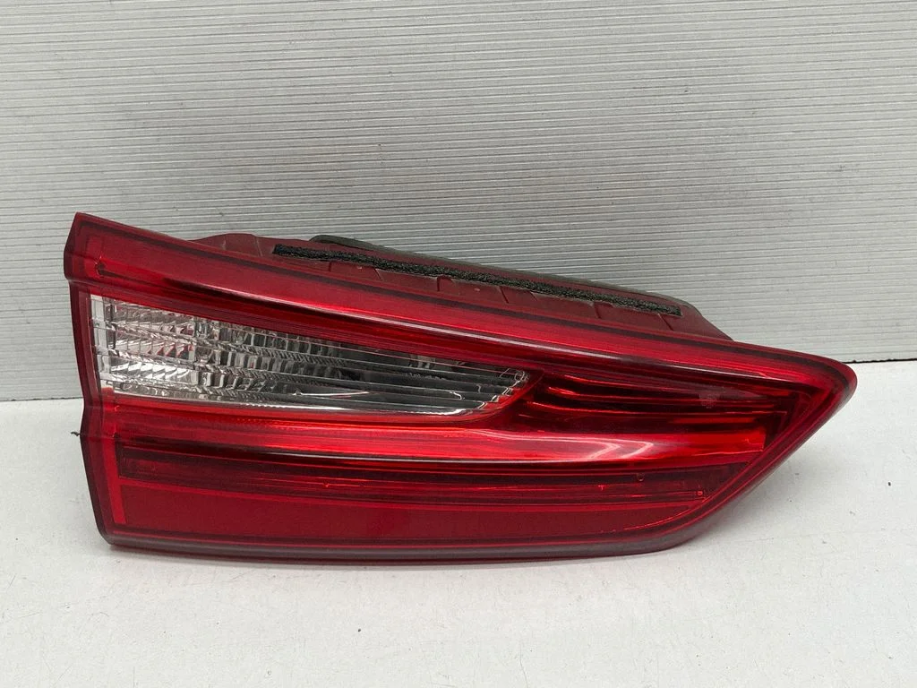 Lampa tylna w klapie 92403D44