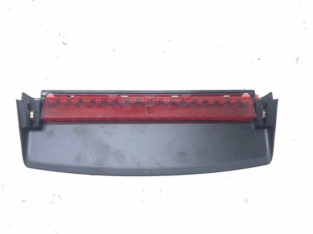 Third/center stoplight 8t0945097