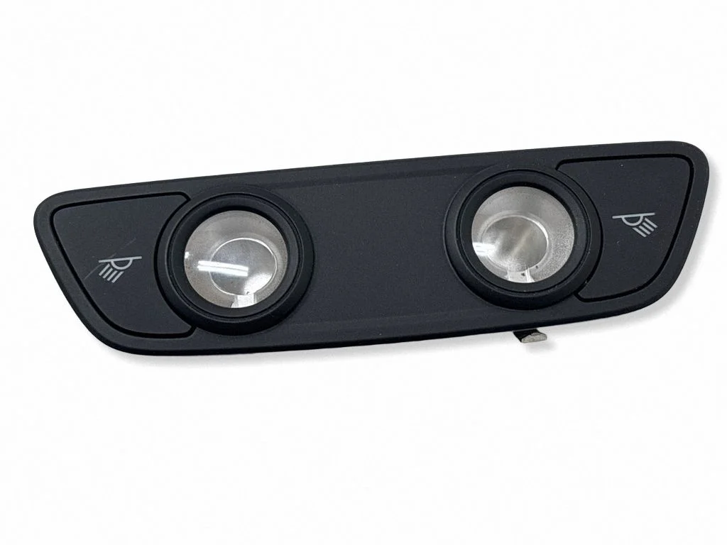 Lampka tylnych siedzeń 8W0947111