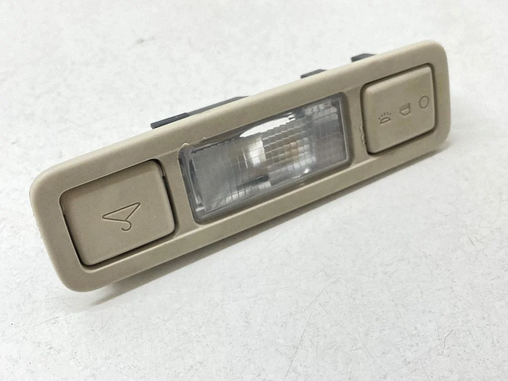 Aizmugurējo sēdvietu apgaismojuma lukturis BJ3213777A
