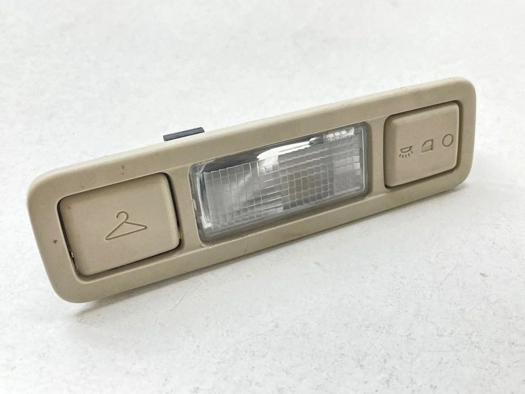 Aizmugurējo sēdvietu apgaismojuma lukturis BJ3213776A