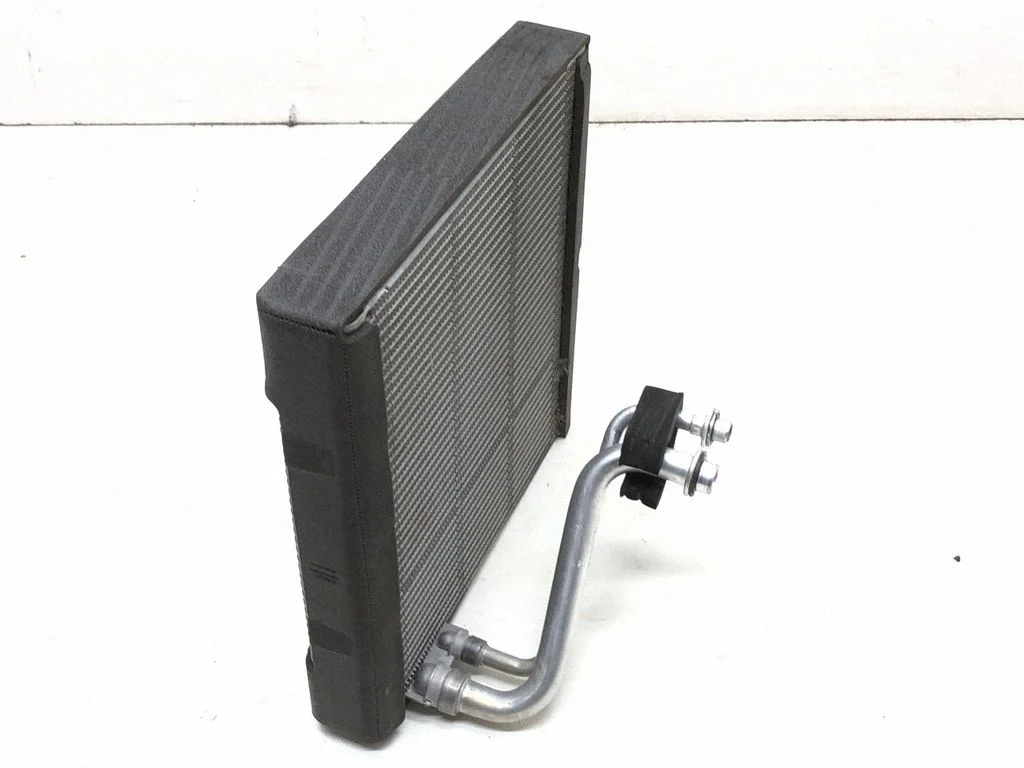 Gaisa kondicioniera radiators (salonā)