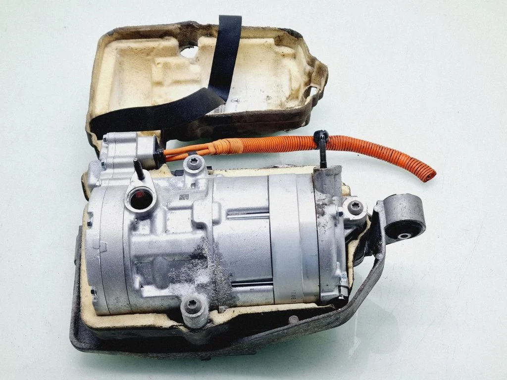 Air conditioning (A/C) compressor (pump) 103211600E