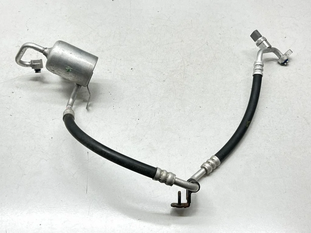 Air conditioning (A/C) pipe/hose 97762CV560