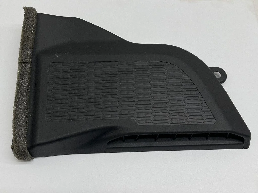 Cabin air duct channel 68379747AC