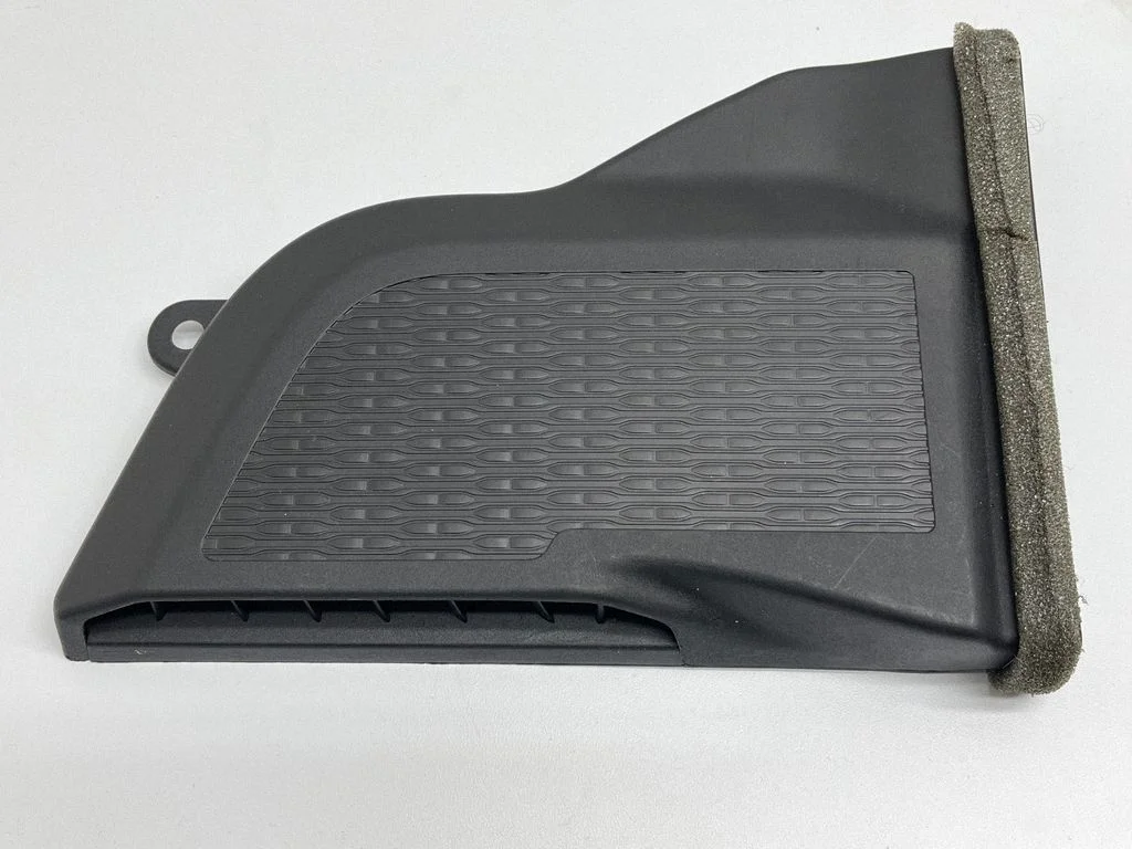 Cabin air duct channel 68379746AC