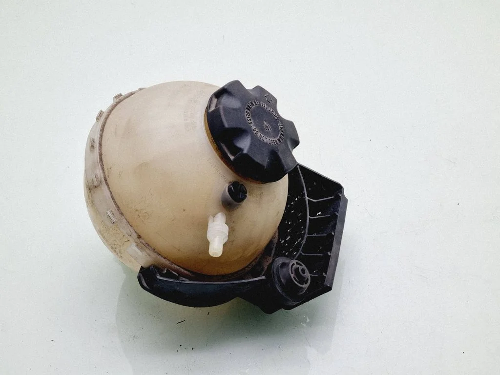 Coolant expansion tank/reservoir 17137609470