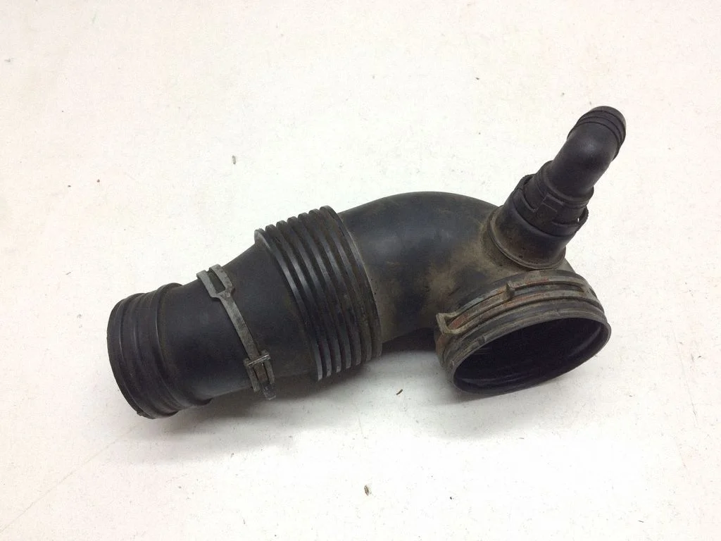 Air intake hose/pipe – Volkswagen Touareg I (2002-2010)