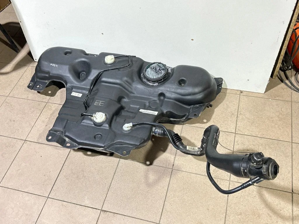 Fuel tank 172025422R