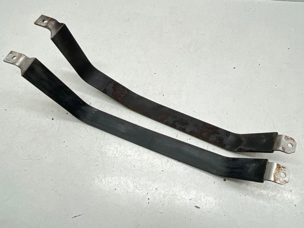 Fuel tank mounting bracket