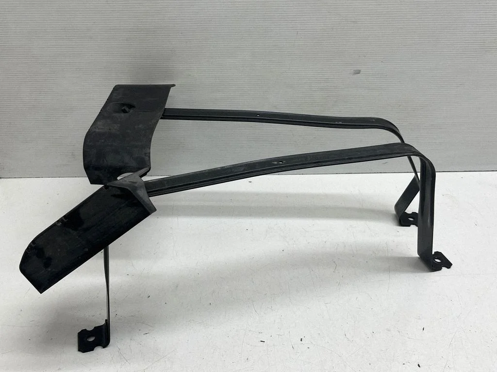 Fuel tank mounting bracket 5QF201656D