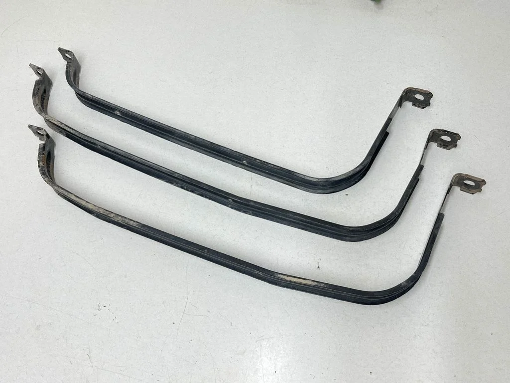 Fuel tank mounting bracket