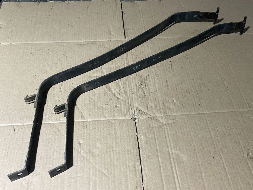 Fuel tank mounting bracket