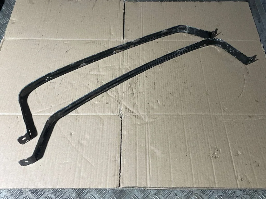 Fuel tank mounting bracket