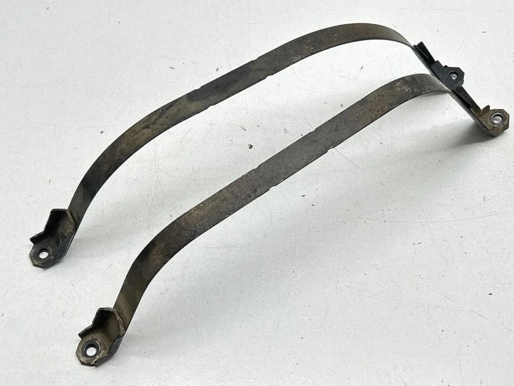 Kütusepaagi kinnitusklamber (-klambrid)