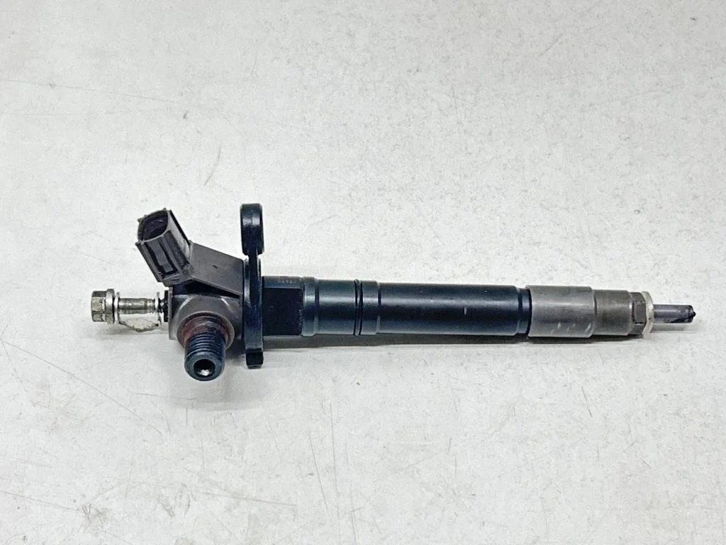 Fuel injector 23670-11080