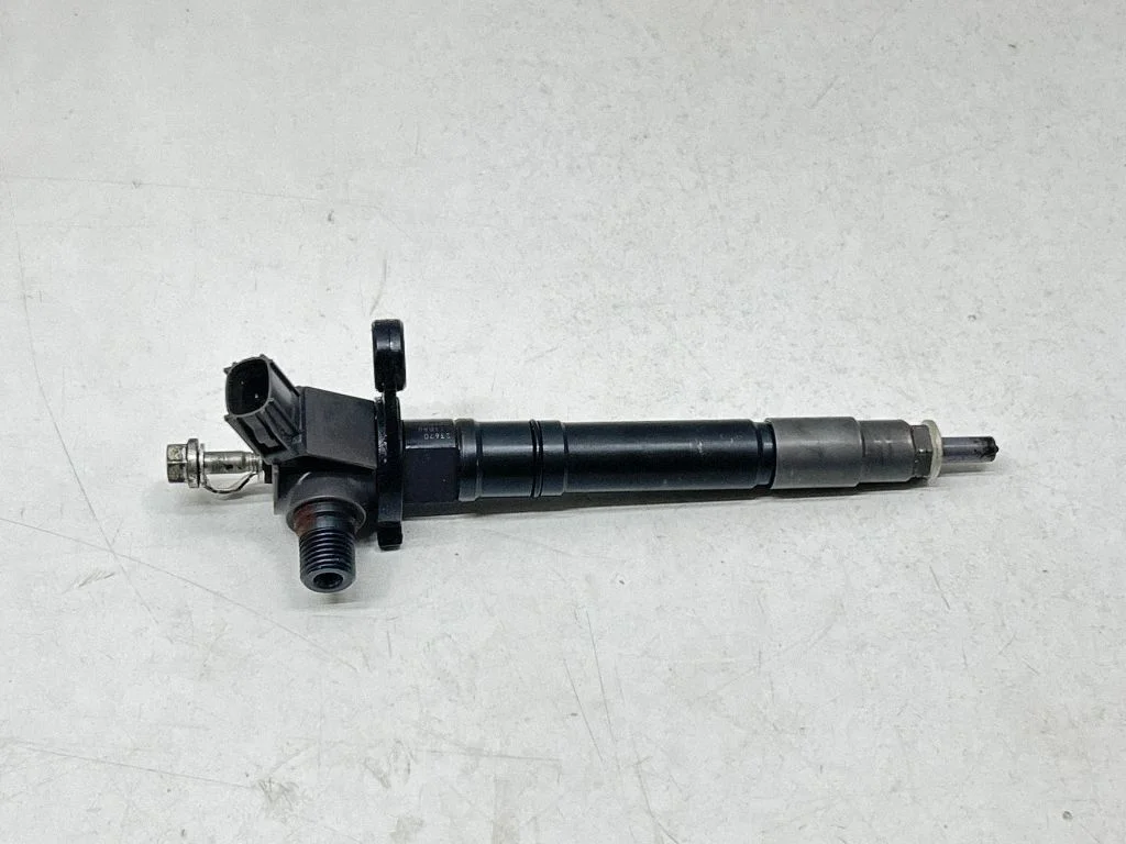 Fuel injector 23670-11080