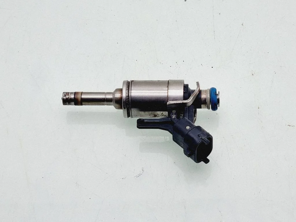 Fuel injector 7591623