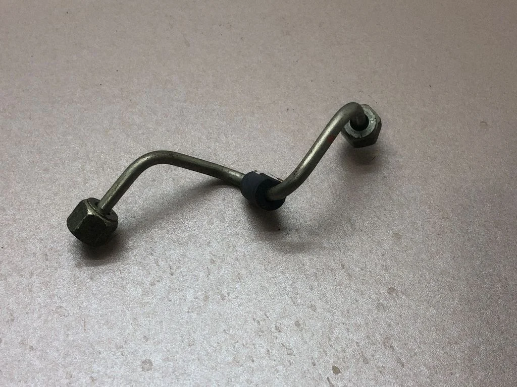 Fuel injector supply line/pipe