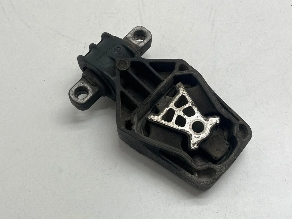 Dzinēja spilvens – Mercedes-Benz CLA klase C117 X117 W117 (2013-2019)