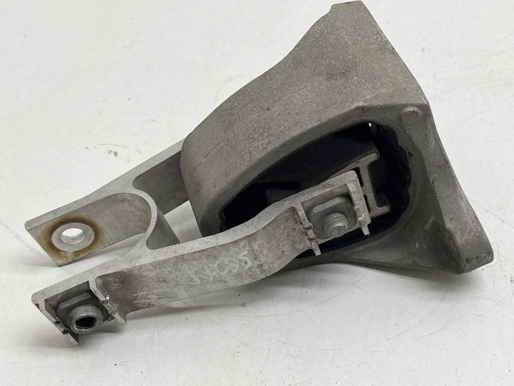 Engine mount bracket 31339951