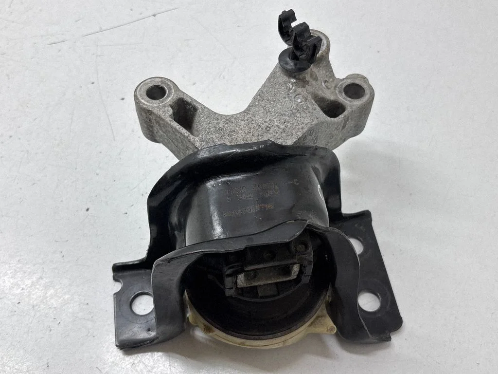 Engine mount bracket 112103095R – Renault Captur (2013-2020)