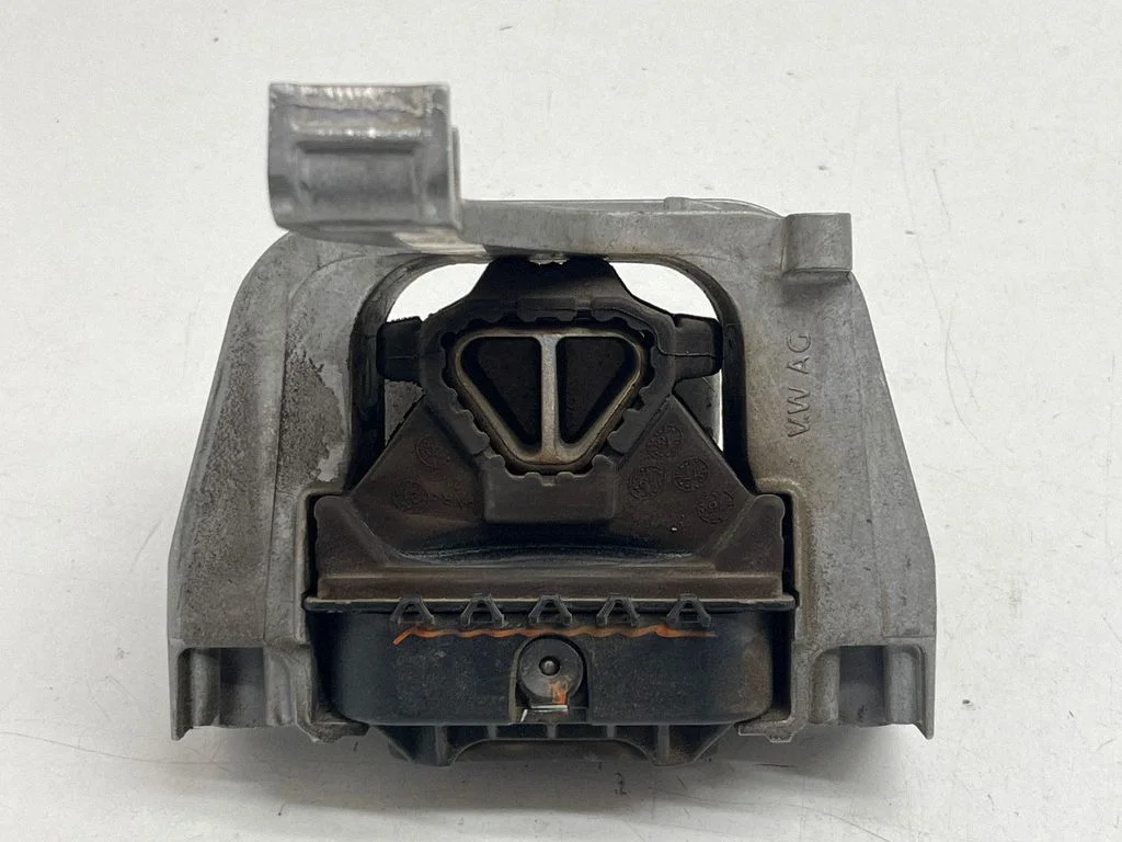 Engine mount bracket 3Q0199262M