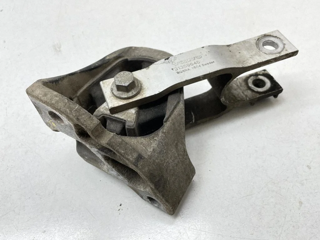 Engine mount bracket 31359645