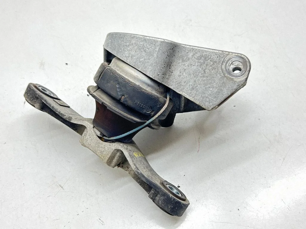 Engine mount bracket 31359638